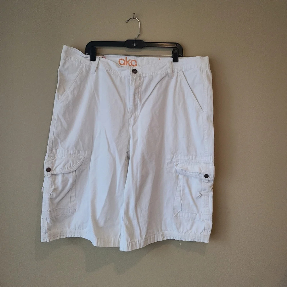 Akademiks white cargo shorts size 42 men's (N3)